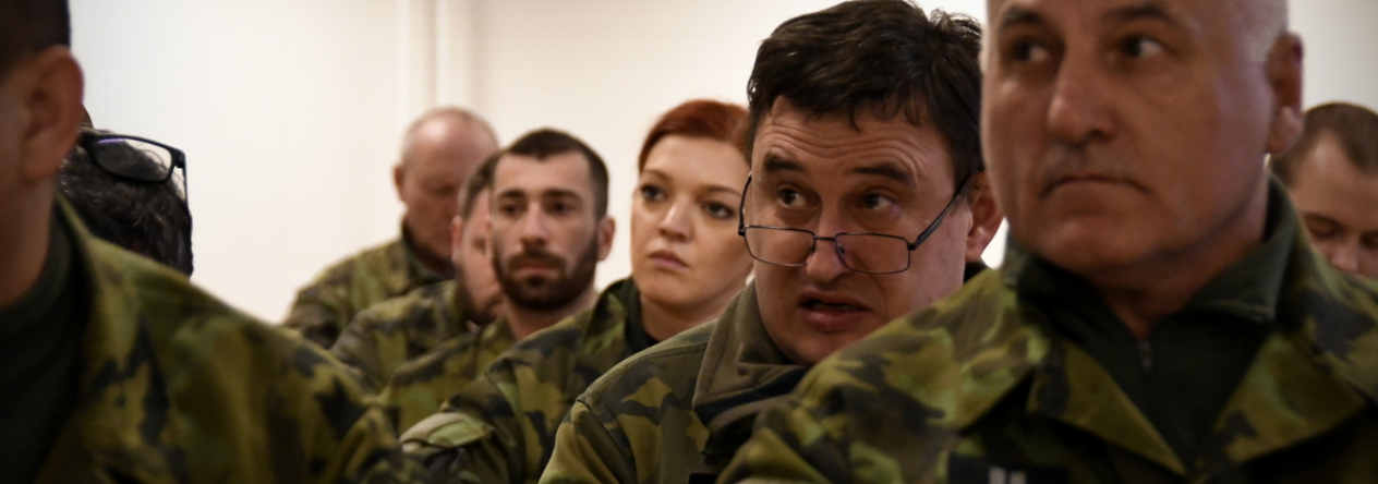 Na závěrečném briefingu