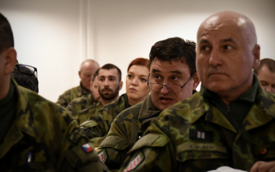 Na závěrečném briefingu