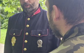 Velitel městské policie ve slavnostní uniformě
