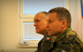 Spolu při diskusi se zaměstnanci