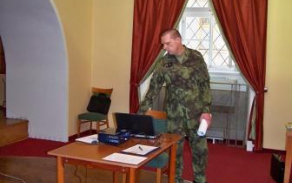 Pan major Dan Snášel při školení