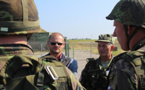 Předseda výboru pro obranu David Kádner a velitel roty major Jozef Randiak při diskuzi s příslušníky aktivní zálohy