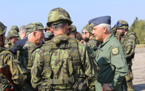 Velitel vzdušných sil brigádní generál Jaromír Šebesta v rozhovoru s vojáky