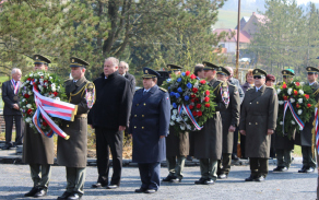 položení věnce náměstkem Ministra obrany panam Antonínem RADOU a zástupcem ředitele SRPS MO brig.gen. Ladislavem KOŠNEREM na Javoříčku