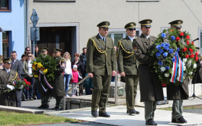 položení věnce zástupci AČR na Zákřově