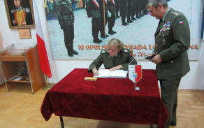 Zápis do pamětní knihy u 10. brigády logistiky v Opole