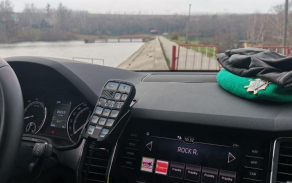 Vojenský baret a policejní auto