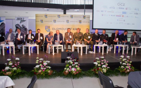 Road Show My a naše bezpečnost v Olomouci  se zúčastnil hejtman Olomouckého kraje Ladislav Okleštěk, náčelník Generálního štábu AČR armádní generál Josef Bečvář, náměstek ministra obrany Tomáš Kuchta, zástupci Výboru pro bezpečnost Poslanecké sněmovny Parlamentu ČR, zástupci místních samospráv, jednotlivých složek Integrovaného záchranného systému, bezpečnostního a obranného průmyslu